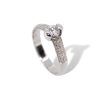 Anello solitario fantasia in oro bianco 18 kt con diamante 0.52 ct VS G – Stile deciso ed eleganza firmata Idee Preziose dal 1987 - IP.AK18B/18D